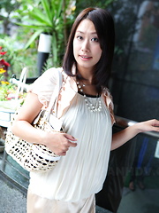 Asian gal Yayoi Yanagida shows off outdoors