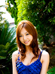 Sarasa Hara Asian shows hot bust and naughty behind at the pool
